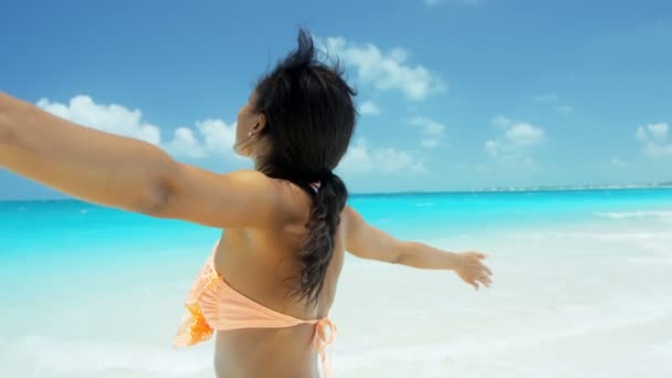 Menina afro-americana se divertindo na praia — Vídeo de Stock