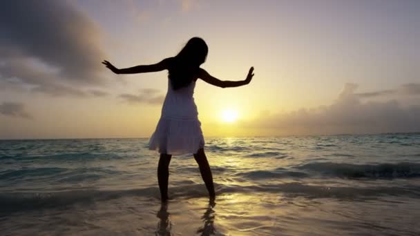 Menina afro-americana na praia tropical — Vídeo de Stock