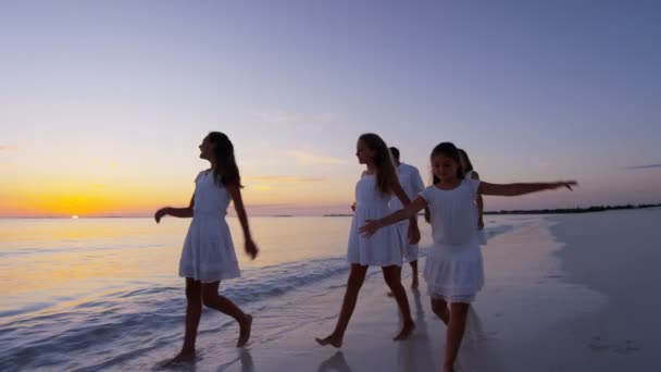 Família caucasiana desfrutando de férias na praia ao pôr do sol — Vídeo de Stock