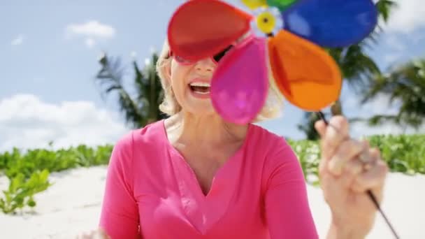 Ανώτερος γυναίκα απολαμβάνουν διακοπές στην παραλία — Αρχείο Βίντεο