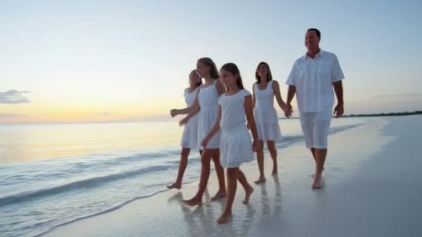 Familia caucásica disfrutando de vacaciones en la playa al atardecer — Vídeos de Stock