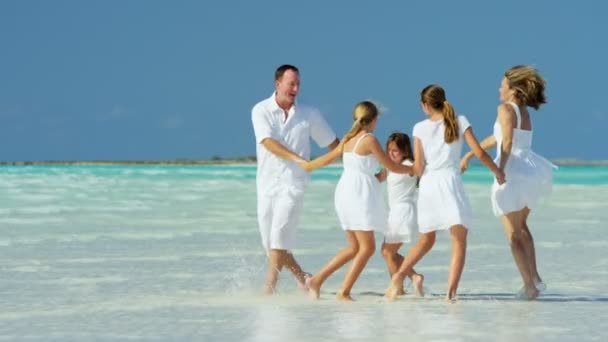 Familia caucásica disfrutando de vacaciones en la playa — Vídeos de Stock