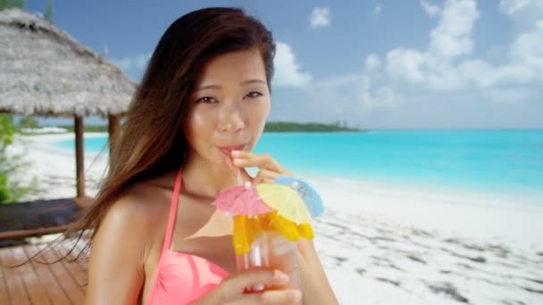Chica china con cóctel de fiesta en la playa — Vídeo de stock