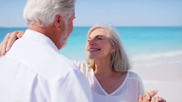 Пожилая пара танцует на тропическом пляже — стоковое видео