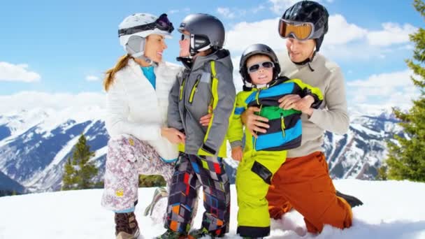 Familia con niños disfrutando de sus vacaciones de invierno — Vídeos de Stock