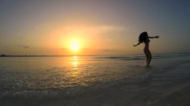 Chinees meisje in bikini op strand dansen — Stockvideo