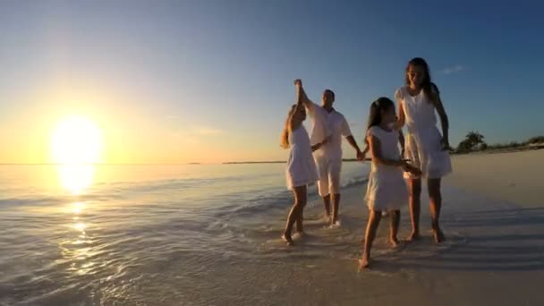 Кавказская семья прогуливается по песчаному пляжу — стоковое видео