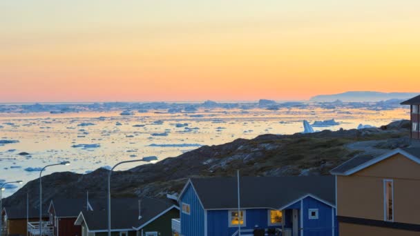 Ilulissat stad met drijven frozen ice floes — Stockvideo