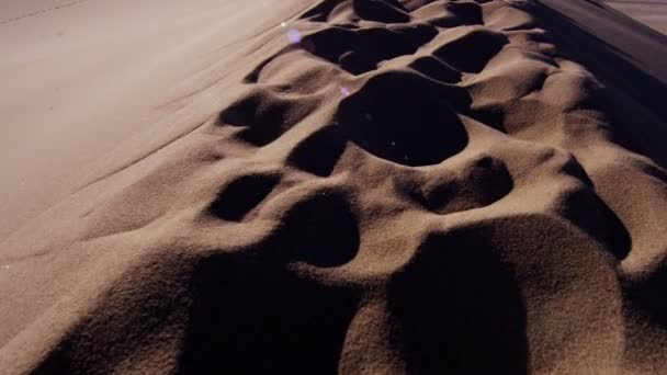 Ходьба через пустельні піщані дюни — стокове відео