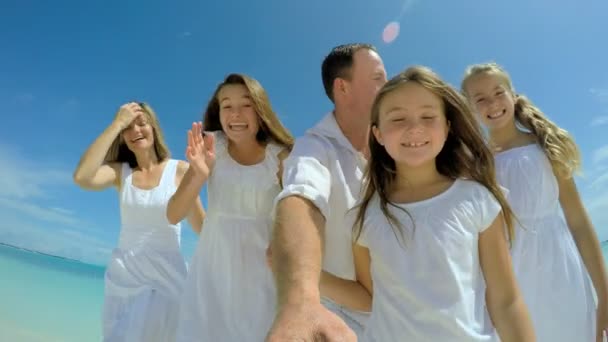 Caucásico familia haciendo auto video retrato — Vídeo de stock