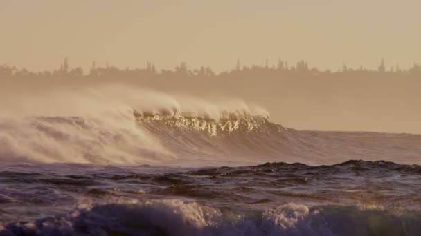 Západ slunce nad vlny Tichého oceánu na Hawaii — Stock video