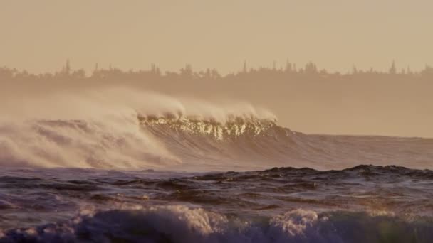 Zonsondergang over de oceaan golven op Hawaii — Stockvideo