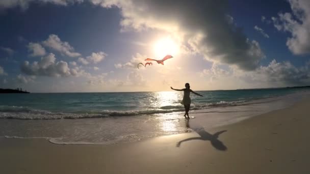 Asiatique fille jouer avec rouge cerf-volant sur la plage — Video