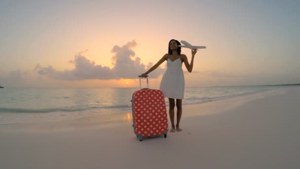 African American tjej på stranden vid solnedgången — Stockvideo