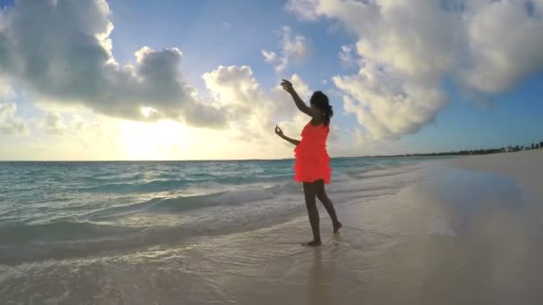 Afrikanerin genießt Urlaub am Strand — Stockvideo