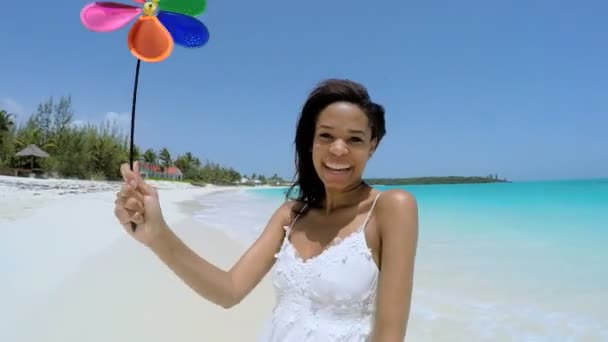 Menina afro-americana se divertindo na praia — Vídeo de Stock