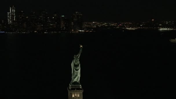 Özgürlük heykeli gece New York'ta — Stok video