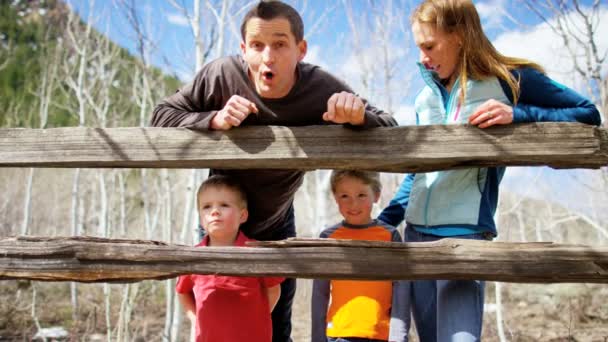 Famiglia con bambini godendo passeggiata all'aperto — Video Stock