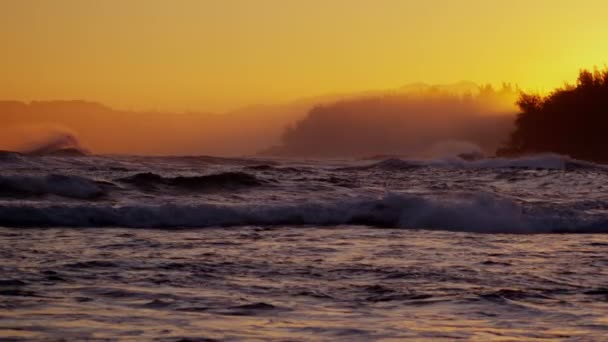 Por do sol sobre as ondas do oceano Pacífico no Havaí — Vídeo de Stock