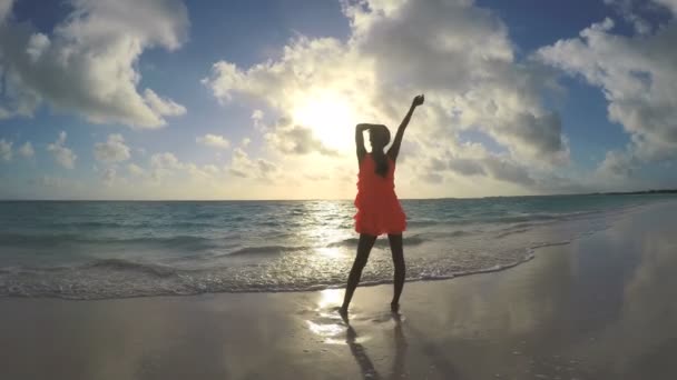 Афроамериканская девушка наслаждается отдыхом на пляже — стоковое видео