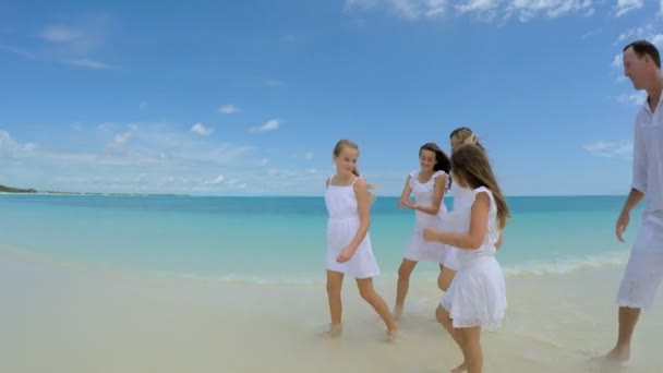 Familia caucásica caminando en la playa de arena — Vídeo de stock