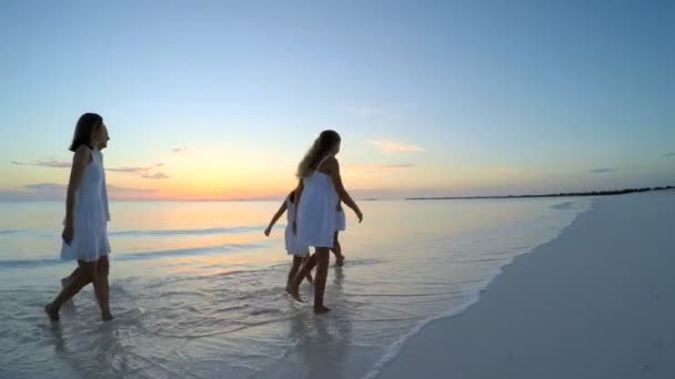 Familia caucásica caminando en la playa de arena — Vídeos de Stock