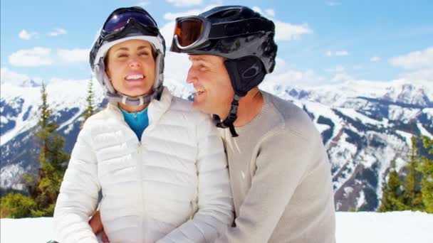 Casal caucasiano desfrutando suas férias de inverno — Vídeo de Stock