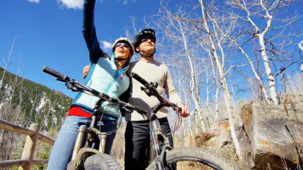 Jovem casal desfrutando de ciclismo ao ar livre — Vídeo de Stock