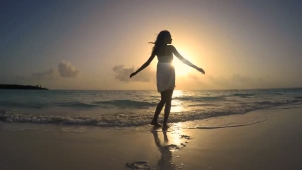 Africká americká dívka užívat dovolenou na pláži — Stock video