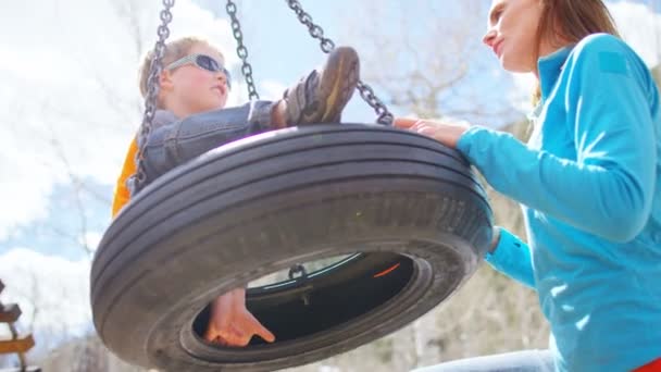 Mère jouer avec fils à aire de jeux — Video