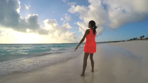 African American girl genieten van vakantie op strand — Stockvideo