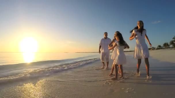 Famille caucasienne marche sur la plage de sable fin — Video