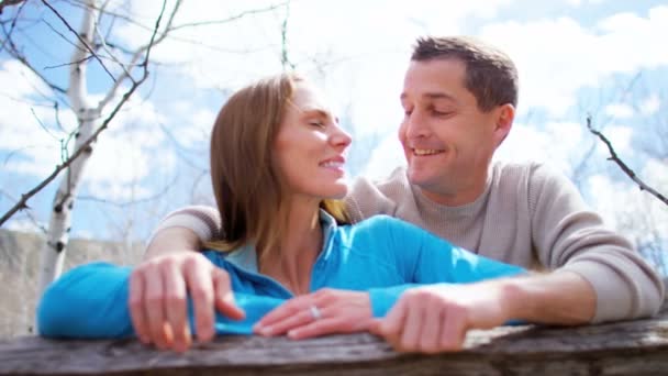 Pareja disfrutando de sus vacaciones al aire libre — Vídeo de stock