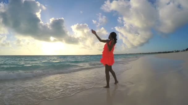 Chica afroamericana disfrutando de vacaciones en la playa — Vídeos de Stock