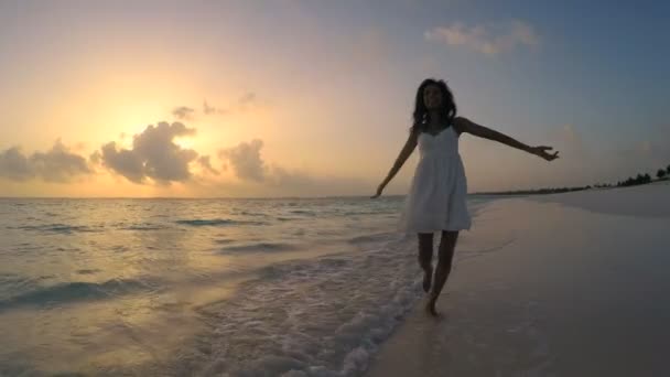 African American girl op tropisch strand — Stockvideo