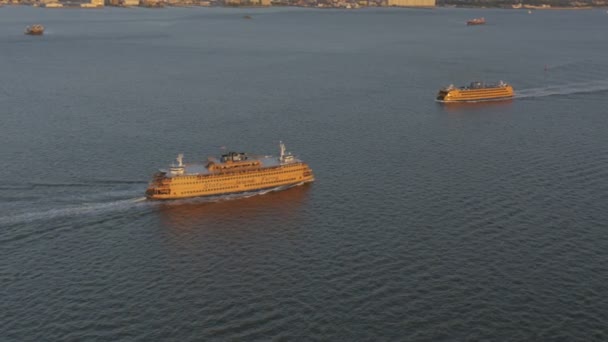 Barcos de balsa no Rio Hudson, NYC — Vídeo de Stock