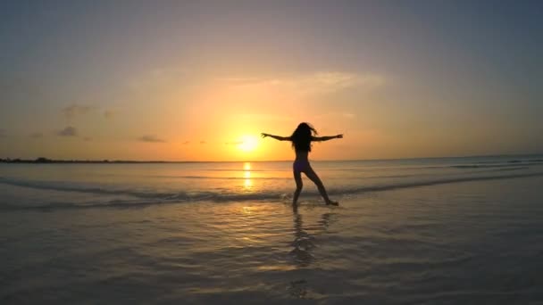 Κινέζικο κορίτσι στο μπικίνι χορό στην παραλία — Αρχείο Βίντεο