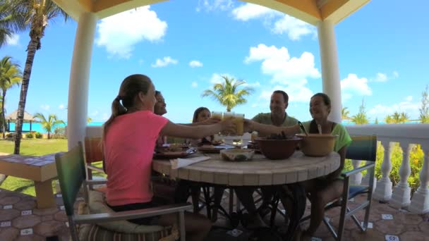 Кавказская семья наслаждается едой на пляже — стоковое видео