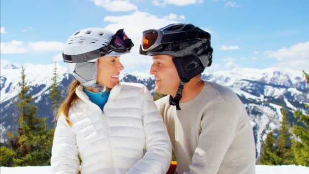 Casal caucasiano desfrutando suas férias de inverno — Vídeo de Stock