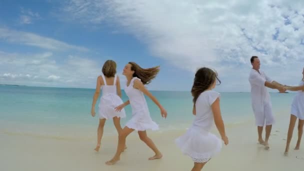 Famille caucasienne marche sur la plage de sable fin — Video