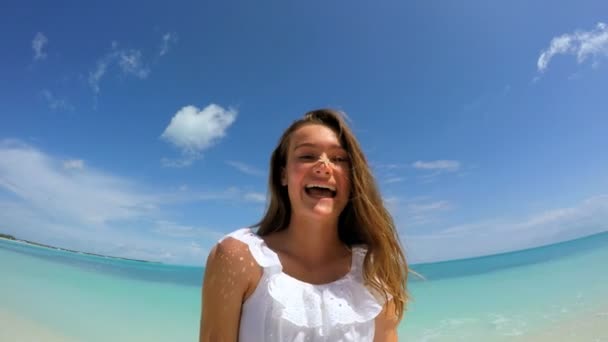 Adolescente se divertindo em uma praia tropical — Vídeo de Stock