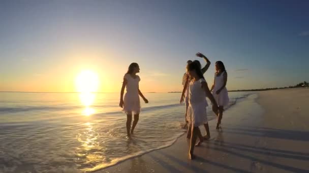 Familia caucásica caminando en la playa de arena — Vídeos de Stock