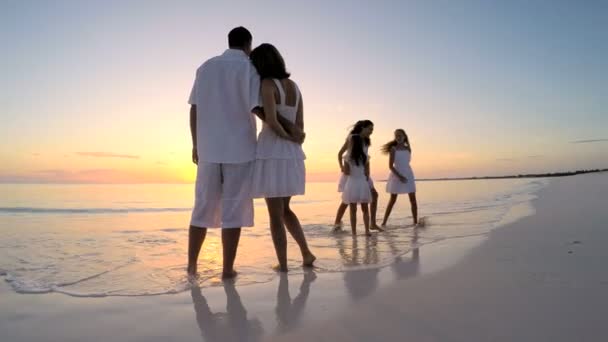 Familia caucásica caminando en la playa de arena — Vídeos de Stock