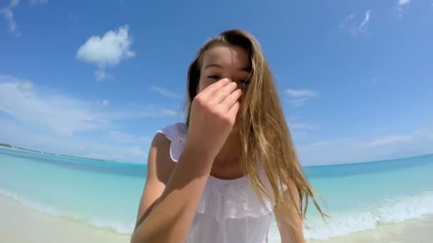 十几岁的女孩在一个热带的海滩上玩耍 — 图库视频影像