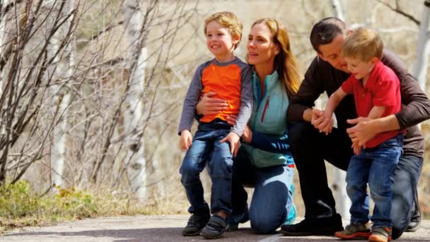 Familie mit Kindern genießt Spaziergang im Freien — Stockvideo