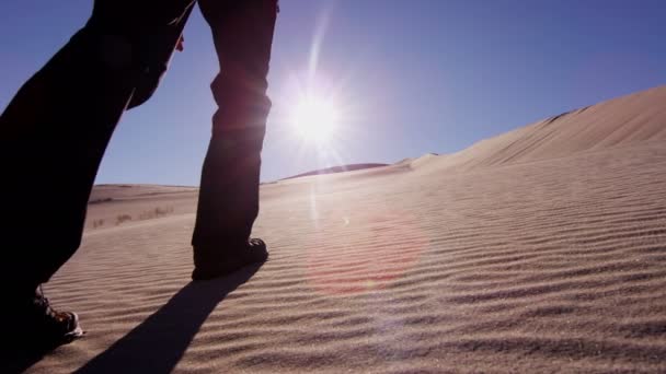 Explorador mujer caminando a través de dunas de arena — Vídeo de stock