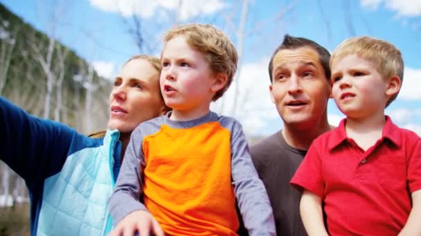 Familie mit Kindern genießt Spaziergang im Freien — Stockvideo