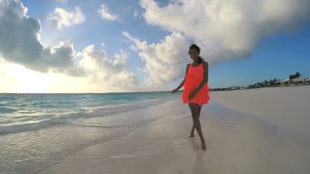 Afro-Amerikan kız sahilde tatil keyfi — Stok video
