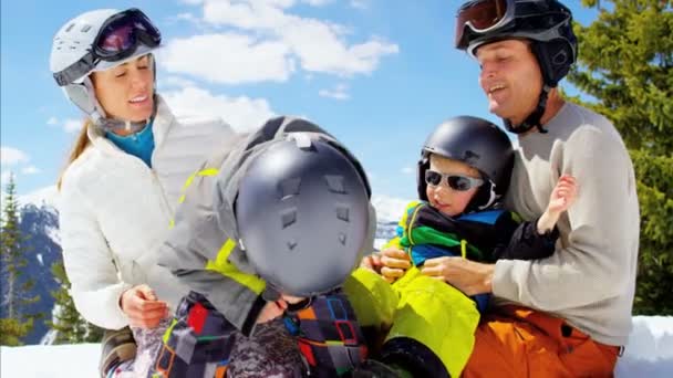 Gezin met kinderen genieten van hun wintervakantie — Stockvideo