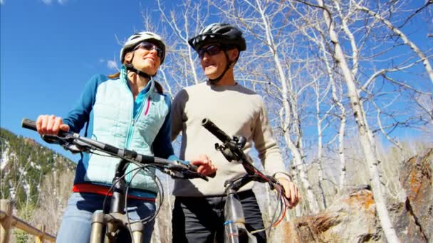 Νεαρό ζευγάρι απολαμβάνοντας την ποδηλασία σε εξωτερικούς χώρους — Αρχείο Βίντεο